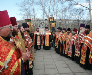 Соборный молебен на месте Старого Казанского собора ( ныне пл. Декабристов). Май 2004 г.