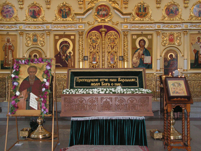  Рака  с мощами преп. Варлаама выставлена в день памяти в центре собора для поклонения прихожан