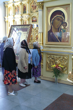 У чтимого образа - Казанской иконы Божией Матери