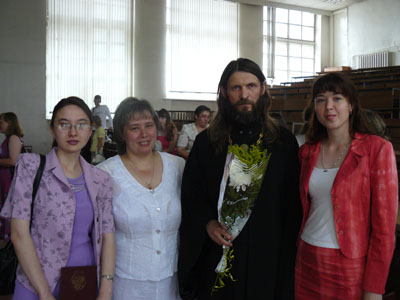 Священник Павел Матвеев и выпускники